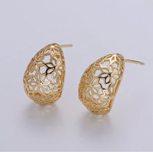 Load image into Gallery viewer, Dainty Golden Multi Flower Net Stud Earrings
